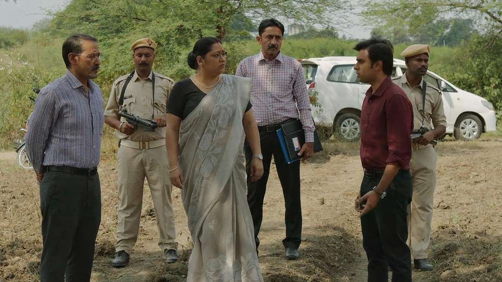 তবে ‘পঞ্চায়েত’-এর বিপুল সাফল্যের পর শহরের বিলাসবহুল জীবন ছেড়ে গ্রামমাটির সাধারণ জীবনের প্রতিই আকৃষ্ট হচ্ছেন দর্শকরা।