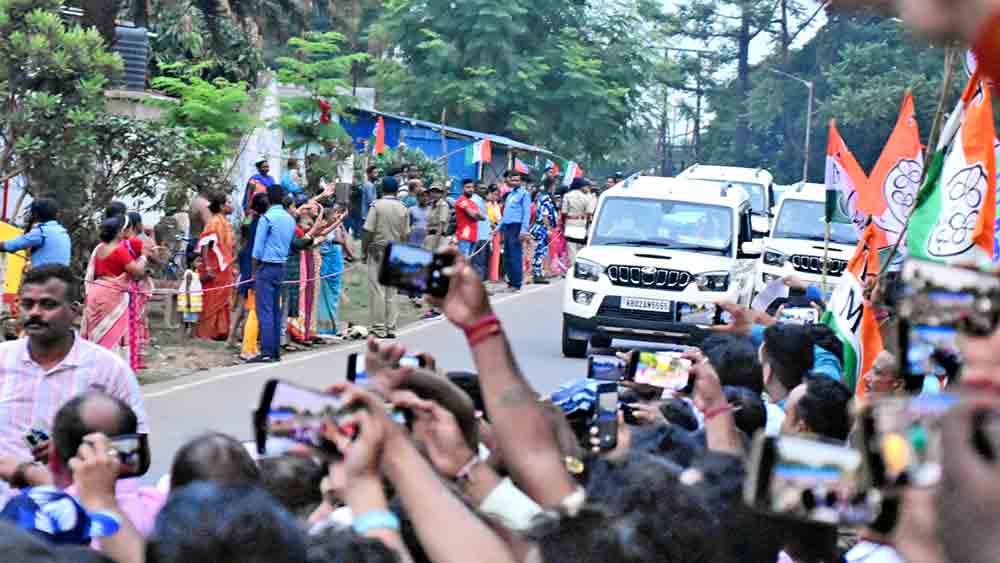 নেত্রীর কনভয় আসছে। দেখতে জনতার ভিড়। নিজস্ব চিত্র