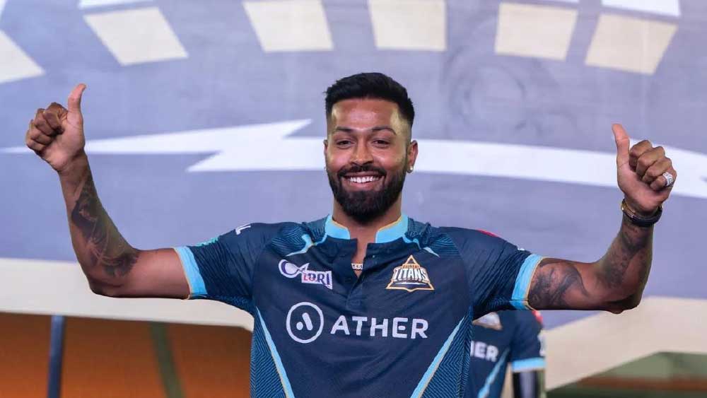 নিলামে নতুন দল গুজরাত টাইটানস তাঁকে কিনে নিয়ে অধিনায়ক বানায়। নতুন দলের অধিনায়ক হয়ে প্রথম মরসুমেই আইপিএল জিতলেন হার্দিক। শুধু ট্রফি জিতলেন না। এ বারের আইপিএল আবিষ্কার করল নেতা হার্দিককে। ফিরিয়ে দিল অলরাউন্ডার হার্দিককে। যে একাই বিপক্ষকে শেষ করে দিতে পারে।