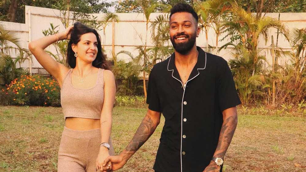 গত কয়েক বছরে হার্দিক পাণ্ড্যর কেরিয়ারের লেখচিত্রটা ছিল চড়াই-উতরাইয়ে ভর্তি। তবে সব ভালমন্দে সব সময়ে তাঁর পাশে ছিলেন তাঁর স্ত্রী অভিনেত্রী নাতাশা স্ট্যানকোভিচ। 