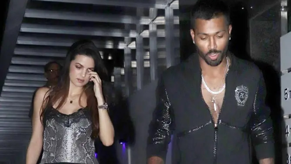 মুম্বইয়ের এক নাইট ক্লাবে দু’জনের প্রথম আলাপ। প্রথম দেখাতেই নাতাশাকে ভাল লেগে যায় হার্দিকের। 