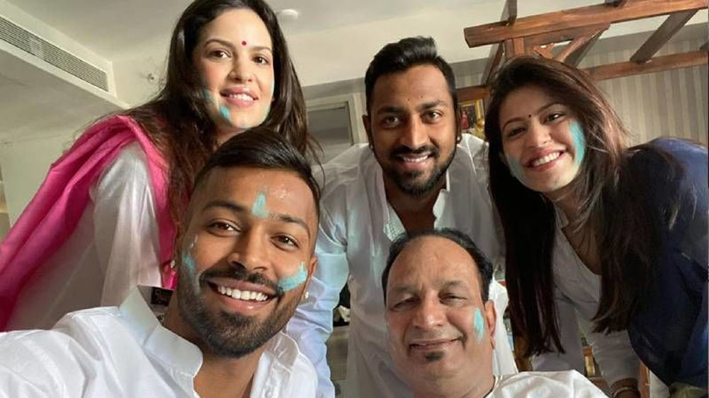 অল্প কয়েক দিনের মধ্যেই হার্দিক এবং নাতাশা একে অপরকে নিজেদের পরিবারের সঙ্গে পরিচয় করিয়ে দেন। খুব তাড়াতাড়ি নাতাশা নিজেকে হার্দিকের পরিবারের সঙ্গে মানিয়ে নেন। অনেক পারিবারিক অনুষ্ঠানে দু’জনকে একসঙ্গে দেখা যেতে শুরু করে।