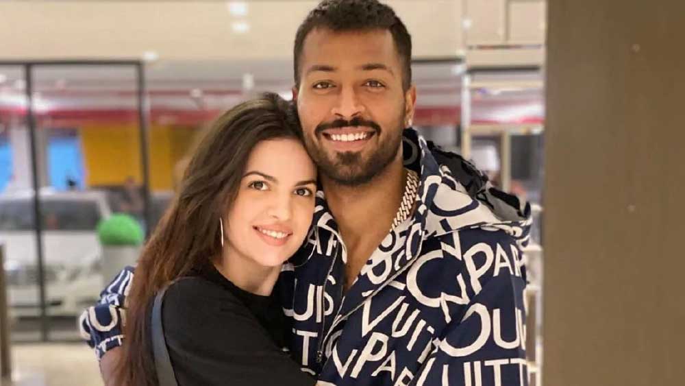 কর্ণ জোহরের টক শোয়ে বিতর্কিত মন্তব্যে করে বেশ কিছু দিনের জন্য যখন ভারতীয় দল থেকে বাদ পরেছিলেন তখনও হার্দিকের পাশ থেকে সরে যাননি নাতাশা।