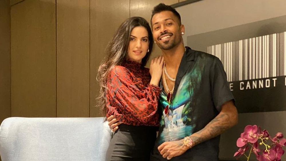 এর আগে পরিনীতি চোপড়া, ঊর্বশী রউতেলাদের মতো অভিনেত্রীর সঙ্গে সম্পর্ক নিয়ে গুঞ্জন শোনা গেলেও নিজেই নাতাশার সঙ্গে সম্পর্ককে সিলমোহর দেন হার্দিক।