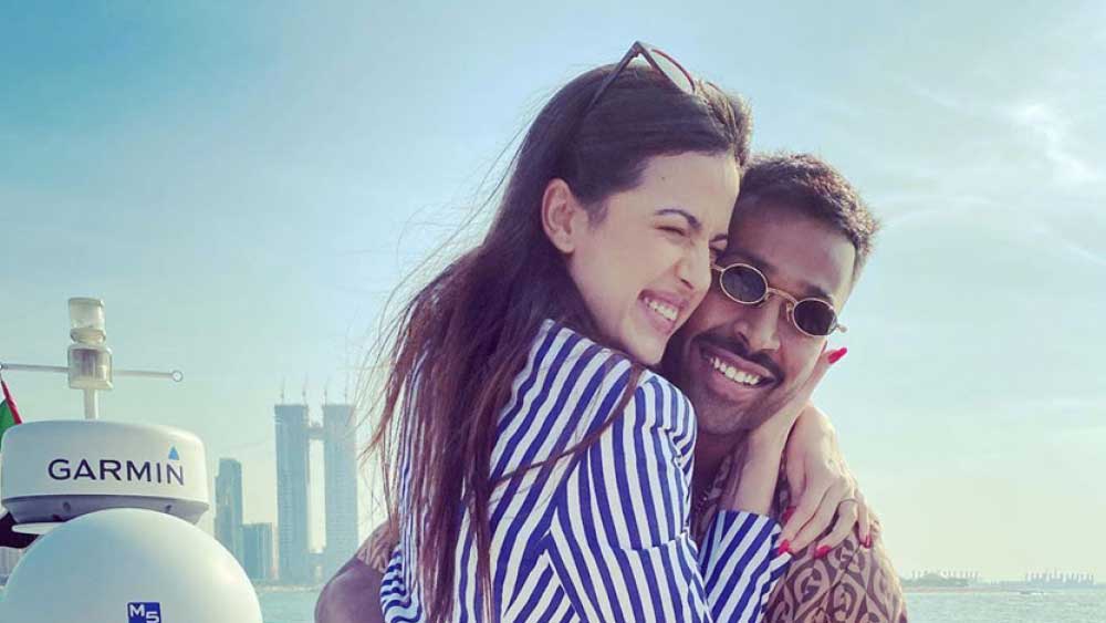 নাতাশার সঙ্গে বাগদানের খবর শুনে হার্দিকের বাড়ির লোকজন কিছুটা অবাক হয়ে গিয়েছিলেন। পুরো আয়োজনই হার্দিক করেছিলেন বাড়ির কাউকে কিছু না জানিয়ে। একমাত্র দাদা ক্রুণালকে দু’দিন আগে পুরো বিষয়টা জানিয়ে রেখেছিলেন।