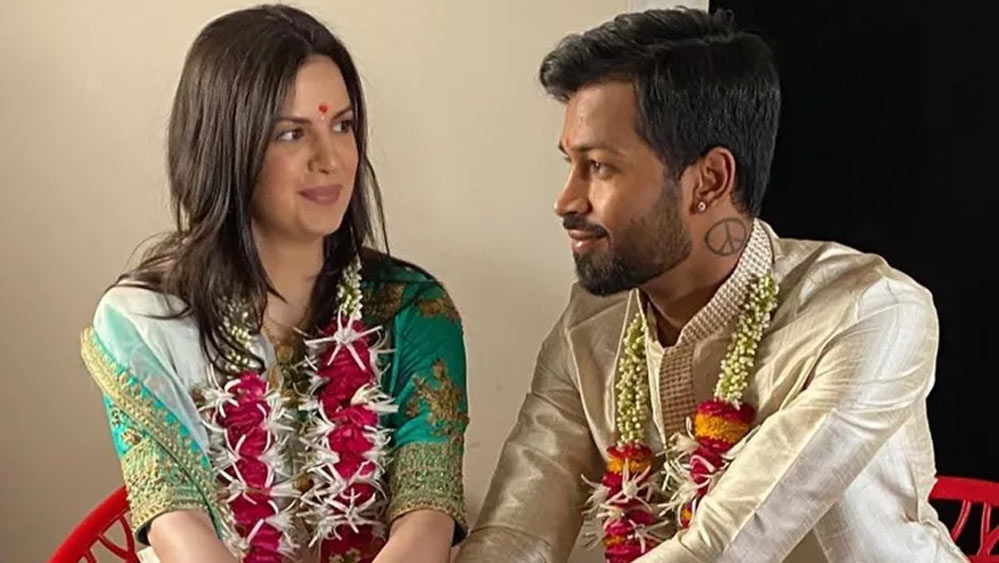 এর কয়েক মাস পরে নেটমাধ্যেমেই বিয়ের কথা ঘোষণা করেন হার্দিক। সেখানেও চমক। বিয়ের খবরের সঙ্গে এও পোস্ট করেন যে, তাঁদের ঘরে নতুন অতিথি আসতে চলেছে।