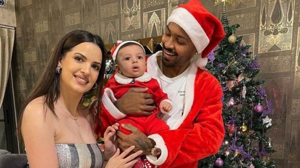 ২০২০-র জুলাই মাসে পুত্রসন্তানের জন্ম দেন নাতাশা। নাম রাখা হয় অগস্ত্য। ছেলেকে কোলে নিয়ে প্রচুর ছবি নেটমাধ্যমে শেয়ার করেন দু’জনেই।