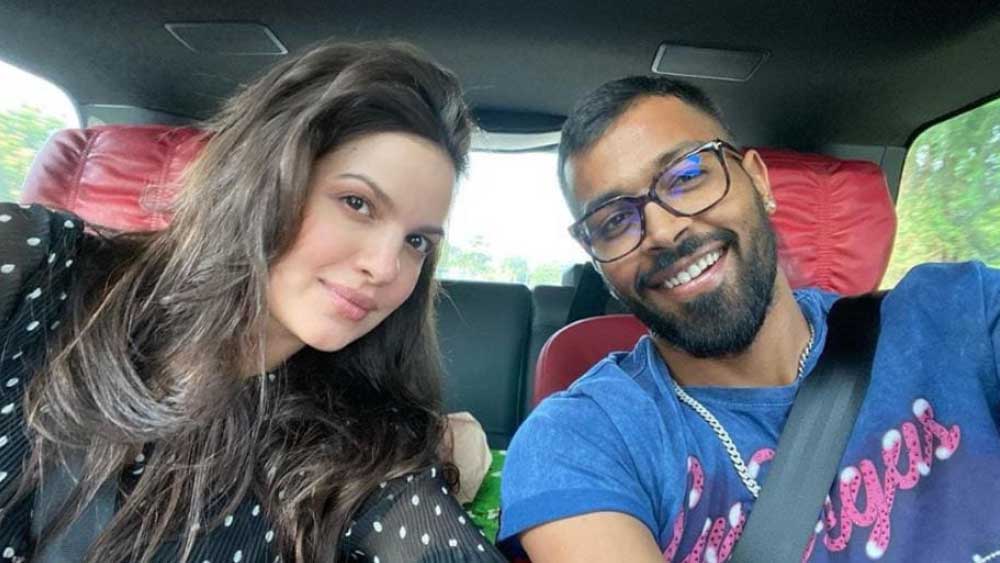 হার্দিকের এই লড়াইয়ে সব সময় পাশে ছিলেন নাতাশা। আইপিলের প্রায় প্রতিটি ম্যাচেই তাঁকে স্বামী হার্দিক এবং গুজরাত দলের হয়ে গলা ফাটাতে দেখা গিয়েছে।