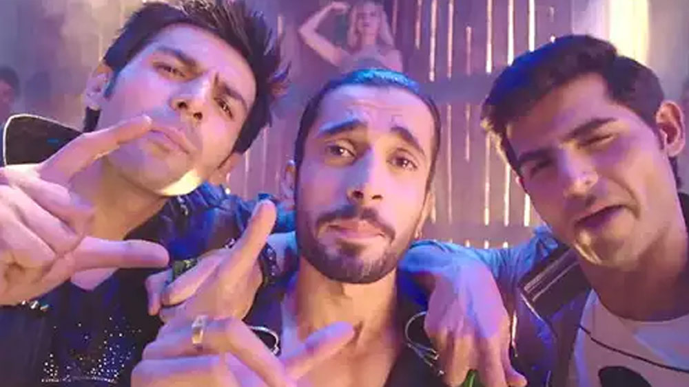 কিন্তু এই সিনেমার পর কার্তিক আরিয়ানের জীবনে সাফল্য আসলেও ওমকারের জীবনে বিশেষ কোনও পরিবর্তন হয়নি।