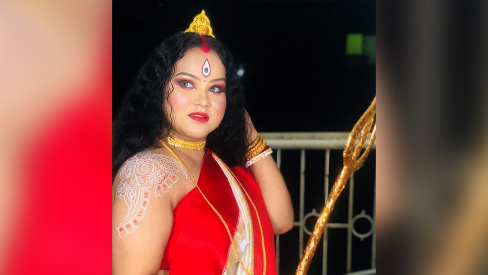 সরস্বতীর একটি ফেসবুক পোস্ট বলছে, ‘যেটা খুব সহজেই পাওয়া যায়, সেটা হল ধোঁকা, যেটা খুব কষ্ট করে পাওয়া যায় সেটা হল সম্মান, যেটা হৃদয় থেকে পাওয়া যায় না সেটা হল ভালবাসা...।’