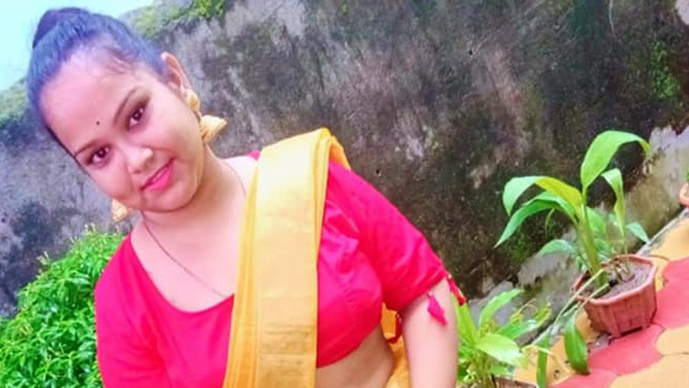 পরিবার সূত্রে খবর, মামাবাড়িতে মায়ের সঙ্গে থাকতেন সরস্বতী। মেকআপের পাশাপাশি নানা ভিডিও শ্যুটের কাজও করেছেন। এ ছাড়াও প্রাইভেট টিউশনও করতেন। আঁকা শেখাতেন।   