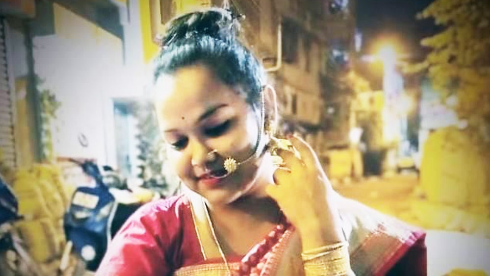 স্বপ্ন দেখতেন, মডেলিং করবেন। যে কারণেই নানা ফটোশ্যুট করতেন। রিল বানানোর শখ ছিল। তদন্তে নেমে পুলিশ জানতে পেরেছে, এক যুবকের সঙ্গে তাঁর সম্পর্ক ছিল। তাঁর সন্ধান পেতে চাইছেন তদন্তকারীরা।