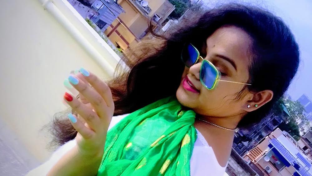 পুলিশ সূত্রে খবর, সরস্বতীর ঘর থেকে একটি চিরকুট মিলেছে। তাতে লেখা, ‘মা, আমি তোমায় খুব ভালবাসি।’ প্রায় একই বয়ানের একটি পোস্টও রয়েছে তাঁর ফেসবুক ওয়ালে। যেখানে মাকে ভালবাসার কথা একটি ছড়া উদ্ধৃত করে লিখেছেন সরস্বতী।