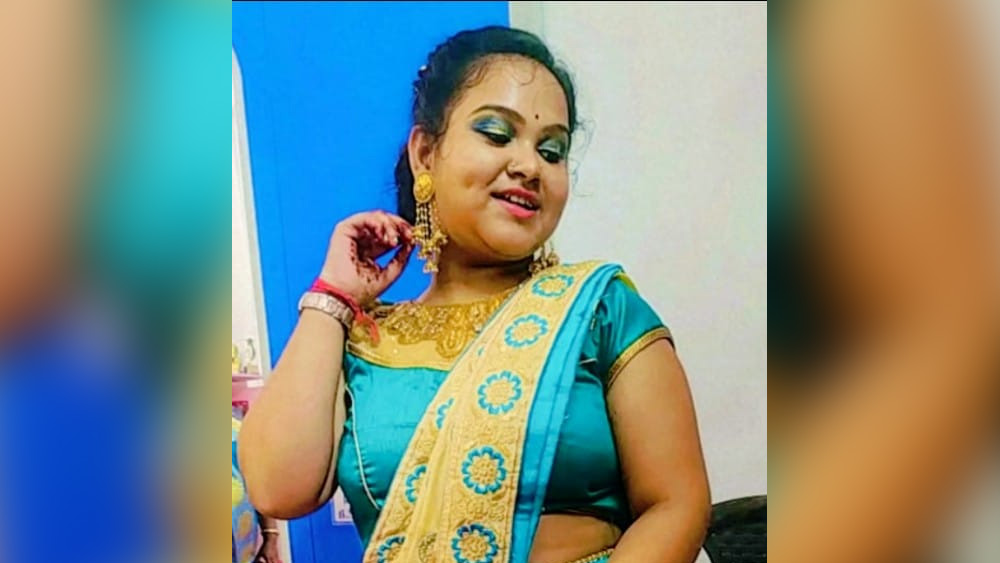 মৃত সরস্বতীর মামা বলেন, ‘‘মাঝেমধ্যে দেখতাম, ও দরজা বন্ধ করে কাঁদত। কেন বুঝতে পারতাম না।’’