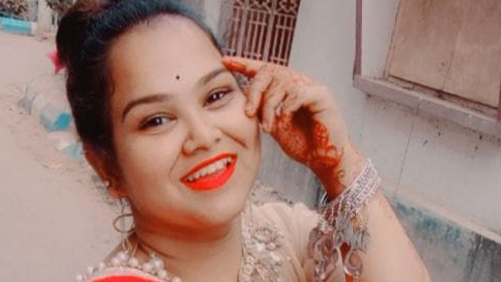 এক প্রতিবেশী বলেন, রবিবার রাতে মেয়েটিকে কাঁদতে কাঁদতে ফিরতে দেখেছিলেন তিনি। প্রণয়ঘটিত কোনও সমস্যার জন্যই এই পরিণতি কি না, তা নিয়ে প্রশ্ন তুলছেন তাঁরা।