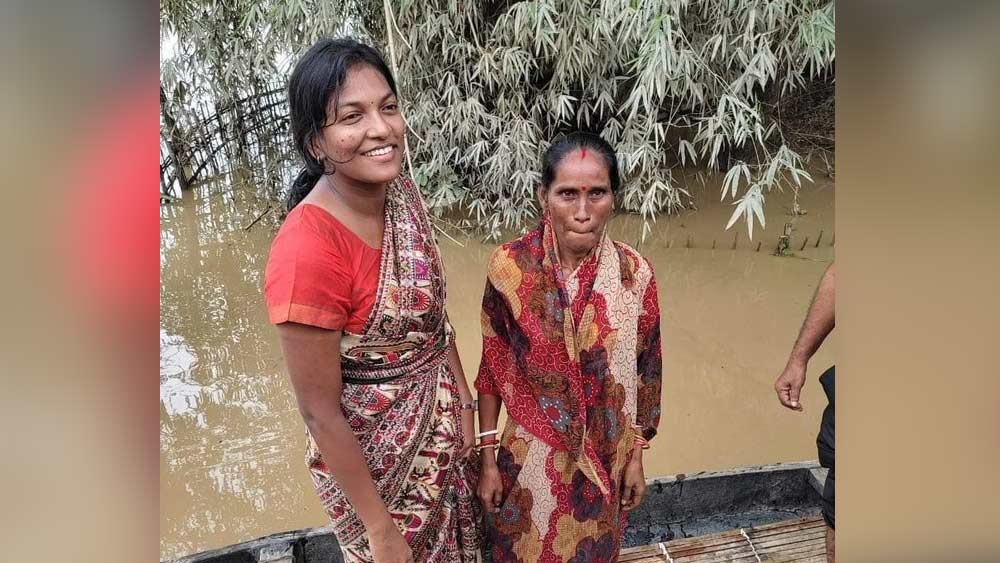 জলকাদা মেখে মানুষের পাশে দাঁড়ানো আইএএস অফিসারের এই ব্যবহারে অভ্যস্ত সহকর্মী এবং অধস্তনরা। তাঁরা এমন ভাবেই চেনেন কীর্তিকে। তবে এমন কর্মঠ আমলাকে দেখে চোখ আটকে গিয়েছে নেটাগরিকদের।