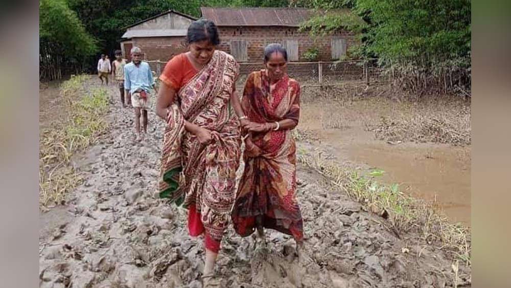 ভয়ঙ্কর বন্যায় বিধ্বস্ত অসম। কেমন আছেন বিধ্বস্ত মানুষগুলো? ছুটে গিয়েছিলেন কাছাড়ের ডেপুটি কমিশনার কীর্তি জাল্লি। জল পেরিয়ে, কাদা পায়ে জলবন্দি মানুষের কাছে গিয়ে তাঁদের সমস্যা শুনছেন এক জন আইএএস অফিসার, এই ছবিই নজর কেড়েছে নেটাগরিকদের।