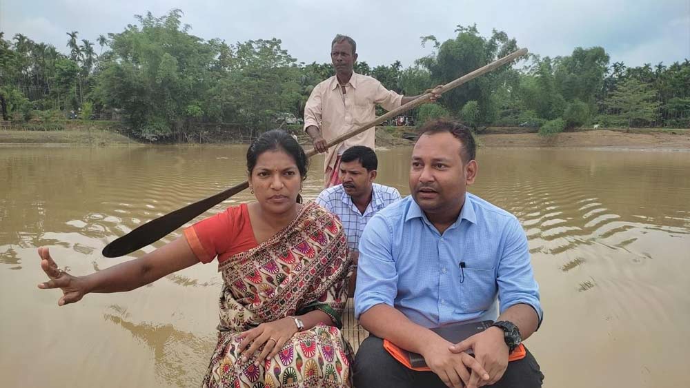 কে এই কীর্তি জাল্লি? জানতে কৌতূহলী হয়ে পড়েন তামাম দেশবাসী।  ১৯৮৯ সালে কীর্তির জন্ম হায়দরাবাদের বারেঙ্গজল জেলার একটি গ্রামে। ছোট থেকেই পড়াশোনায় তুখোড় জাল্লির লক্ষ্য ছিল বড় হয়ে জনসেবামূলক কাজ করার। ঘটনাচক্রে হলেন আইএএস অফিসার।