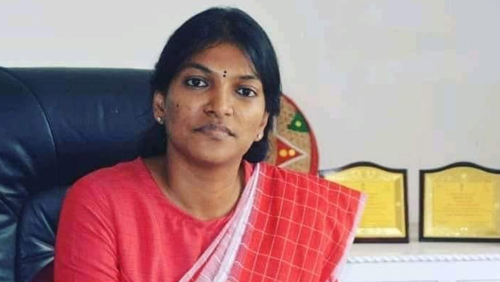 ২০২০ সালের প্রথম দিকে হাইলাকান্দির জেলাশাসক কীর্তি জাল্লিকে তড়িঘড়ি বদলি করে আনা হয় কাছাড়ে। কারণ, প্রশাসনের মনে হয়েছিল, কাছাড়ের ভয়াবহ করোনা পরিস্থিতি নিয়ন্ত্রণে আনতে কার্যকরী পদক্ষেপ করতে পারেন এই আইএএস।