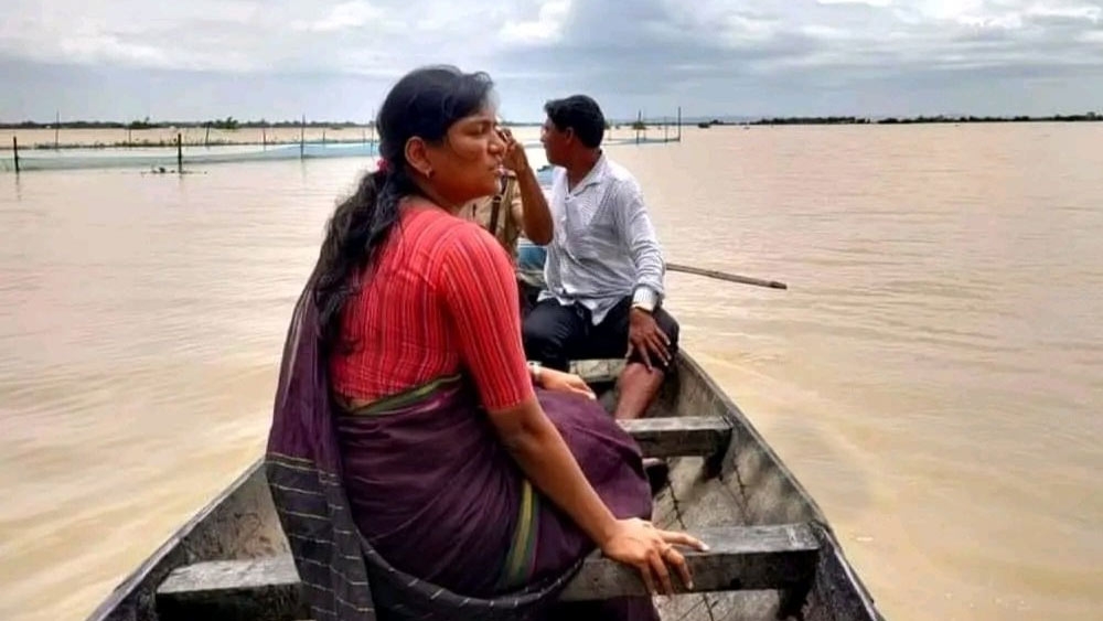 করোনা পরিস্থিতিতে কাছাড়ের জেলাশাসকের দায়িত্ব নিয়েই কাজ শুরু করে দেন কীর্তি। জানান, পরিস্থিতি কঠিন ঠিকই। কিন্তু তার মোকাবিলা তো করতেই হবে। তার জন্য দরকার সকলের উদ্যোগ, সমবেত প্রচেষ্টা।