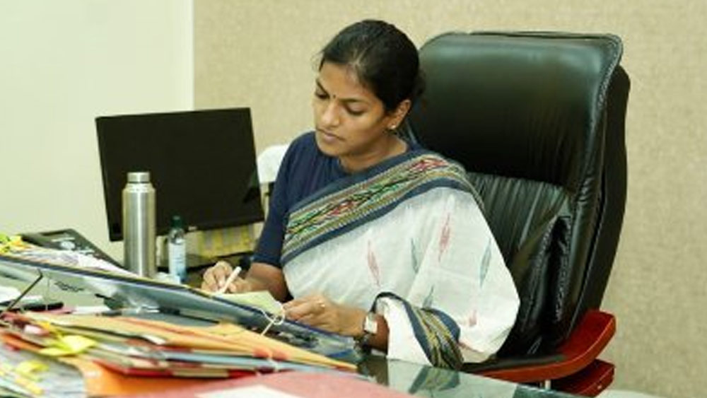 জেলার বিভিন্ন উন্নয়নমূলক এবং জনমুখী কাজ করার সুবাদে আমলা মহলে বেশ পরিচিত হয়ে ওঠেন এই হায়দরাবাদি-কন্যা। ২০২০ সালে পেয়েছিলেন ‘সেরা প্রশাসক’-এর পুরস্কারও।