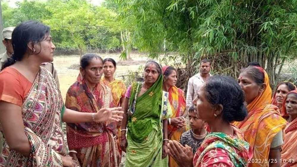 কাজ অন্তপ্রাণ কীর্তি ব্যক্তিগত কাজ কিংবা দৈনন্দিন টানাপড়েনের ছাপ কখনও কর্মজীবনে ফেলতে দেন না। কাজপাগল এই আইএএস অফিসার বিয়ের পর দিনই হাজির হয়েছিলেন অফিসে। দেখে খানিকটা অবাকই হয়েছিলেন তাঁর সহকর্মীরা।