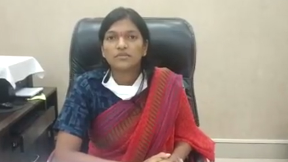 বন্যাবিধ্বস্ত অসমের বরখোলা ব্লকে গিয়েছিলেন কীর্তি। প্রতিটি জায়গায় জল ডিঙিয়ে গিয়েছেন। কাদায় পা পিছলেছে। কিন্তু বড় অফিসার সুলভ আচরণ ঝেড়ে ফেলে আইএএস অফিসার ছুটে গিয়েছেন প্রতিটি বাড়ি। মন দিয়ে শুনেছেন জলবন্দি মানুষের সমস্যার কথা। চেষ্টা করেছেন, যত তাড়াতাড়ি পরিস্থিতি স্বাভাবিক করার।