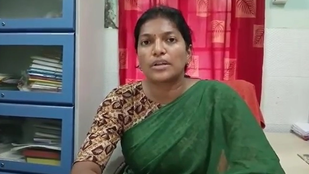 গত কয়েক দিনের বন্যায় অসমের ২০ জেলার প্রায় পাঁচ লক্ষ মানুষ দুর্গত। জলের তোড়ে ভেসে গিয়েছে একের পর এক বাড়ি। কোথাও আবার রেললাইনের উপর দিন কাটিয়েছেন শ’য়ে শ’য়ে মানুষ।