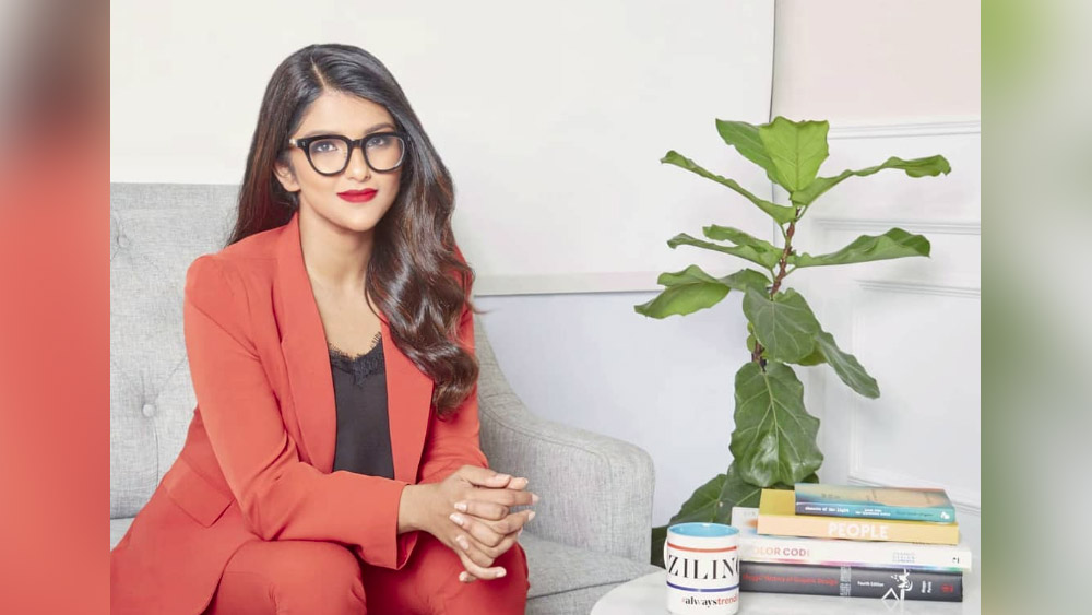 যে সংস্থার জন্য অঙ্কিতির এই সাফল্য এবং ‘অপবাদ’ তার নাম জিলিঙ্গো। সিঙ্গাপুরের এই স্টার্ট আপ ফ্যাশন ই-কমার্স সংস্থা ফ্যাশন সামগ্রী বিক্রেতাদের বৃহত্তর বাজারে নিজেদের পণ্য বিক্রি করার সুযোগ করে দেয়। পরিষেবার বদলে নেয় কমিশন। এই ভাবনার পুরোটাই তাঁর মস্তিষ্কপ্রসূত বলে বহু সাক্ষাৎকারে বহুবার বলেছেন বাঙালি কন্যা। তবে যে কোনও বিষয় ভাবা আর করার মধ্যে অনেক তফাত থাকে। অঙ্কিতিকে সেই তফাত মেটাতে সাহায্য করেছিলেন বেঙ্গালুরুর এক প্রযুক্তিবিদ ধ্রুব কপূর।