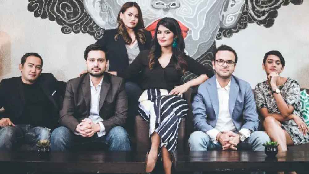 জিলিঙ্গোয় অঙ্কিতির ক্রমাগত উত্থানের আর এক সহযোগী ছিলেন শৈলেন্দ্র সিং। তিনি জিলিঙ্গোর মূল বিনিয়োগকারীদের একজন। সিক্যুইয়া ক্যাপিটালের মালিক। শোনা যায়, শৈলেন্দ্র ছিলেন অঙ্কিতির পৃষ্ঠপোষকদের অন্যতম। তাঁর জন্যই একটা জিলিঙ্গোর মুখ হয়ে উঠেছিলেন অঙ্কিতি। সংস্থাটির নাম বলতে তাঁকেই এক ডাকে চিনত সবাই। সম্প্রতি সেই শৈলেন্দ্রই জিলিঙ্গোর সিইও পদ থেকে সরে দাঁড়াতে বলেন অঙ্কিতিকে। এমনকি অঙ্কিতি যখন জিলিঙ্গোতে নিজের অধিকার ফিরে পাওয়ার জন্য লড়ছেন, তখন শৈলেন্দ্র ঘনিষ্ঠ মহলে ঘোষণা করে দিয়েছেন সংস্থার পরবর্তী সিইও-র নামও। 