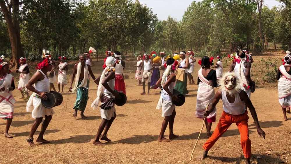 ঘোটুল-এ ছেলে-মেয়ে উভয়েই যায়। সেখানে ছেলে-মেয়েদের কাছাকাছি রাখা হয়, যাতে তারা যৌনমিলন শুরু করে। কিছু ঘোটুলে, কিশোর-কিশোরীর একটি মাত্র সঙ্গীর সঙ্গে শারীরিক সম্পর্কের শিক্ষা দেওয়া হয়। আবার কিছু ঘোটুলে শেখানো হয় যে, কেউ যেন কোনও এক বিশেষ জনের প্রতি দুর্বল না হয়ে পড়ে।