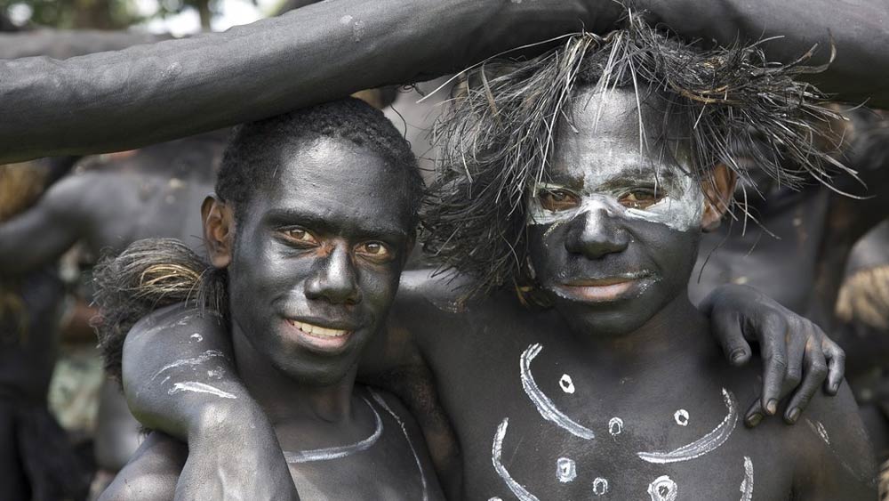 ১০ বছর ধরে এই ছোট ছেলেগুলিকে সাম্বিয়ান উপজাতির সবথেকে শক্তিশালী যোদ্ধার বীর্য পান করতে হয়। বিশ্বাস করা হয়, এই নিয়ম মেনে চললে ছেলেরাও বড় যোদ্ধা হবে এবং তারা সঙ্গীদের সমস্ত রকম যৌনসুখ দিতে সমর্থ হবে।