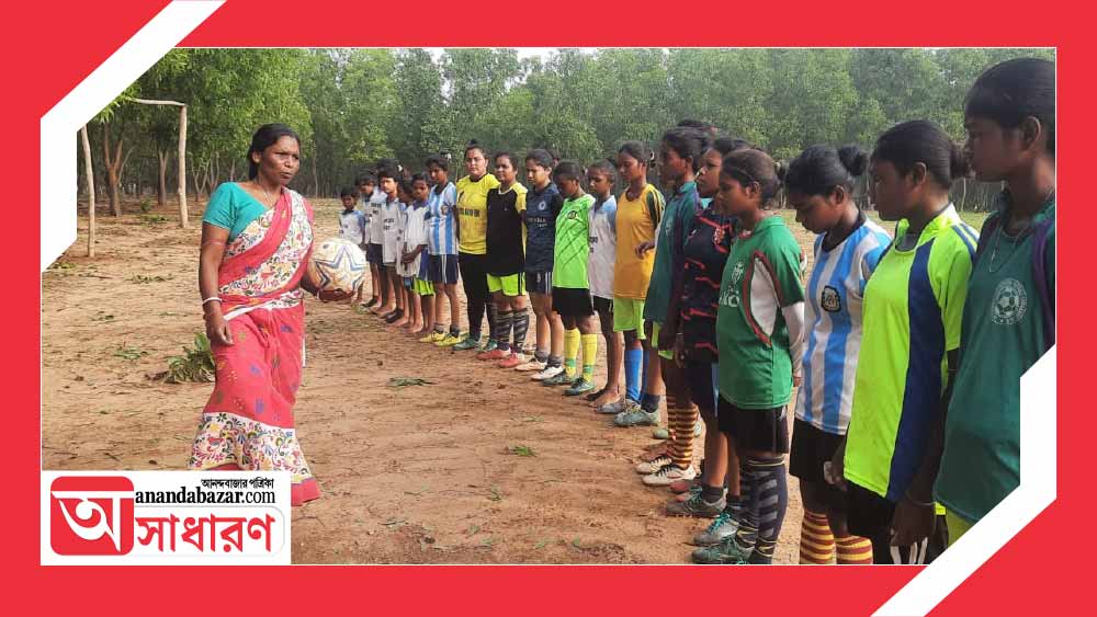মধ্য চল্লিশেও ছিপছিপে চেহারা নিয়ে বলের পিছনে দৌড়ে মেয়েদের শেখান— ট্যাকল বা ডজ-এর কৌশল। ফ্রি কিক থেকে কর্নার কিক।
