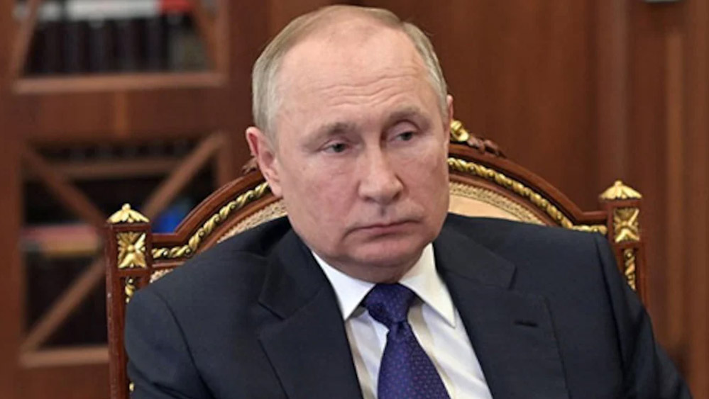 মানুষ তাঁকে যাতে দুর্বল মনে না করে, এই ভয়ে পুতিন চশমা পরছেন না বলেও এই গোপন বার্তাতে উঠে এসেছে।