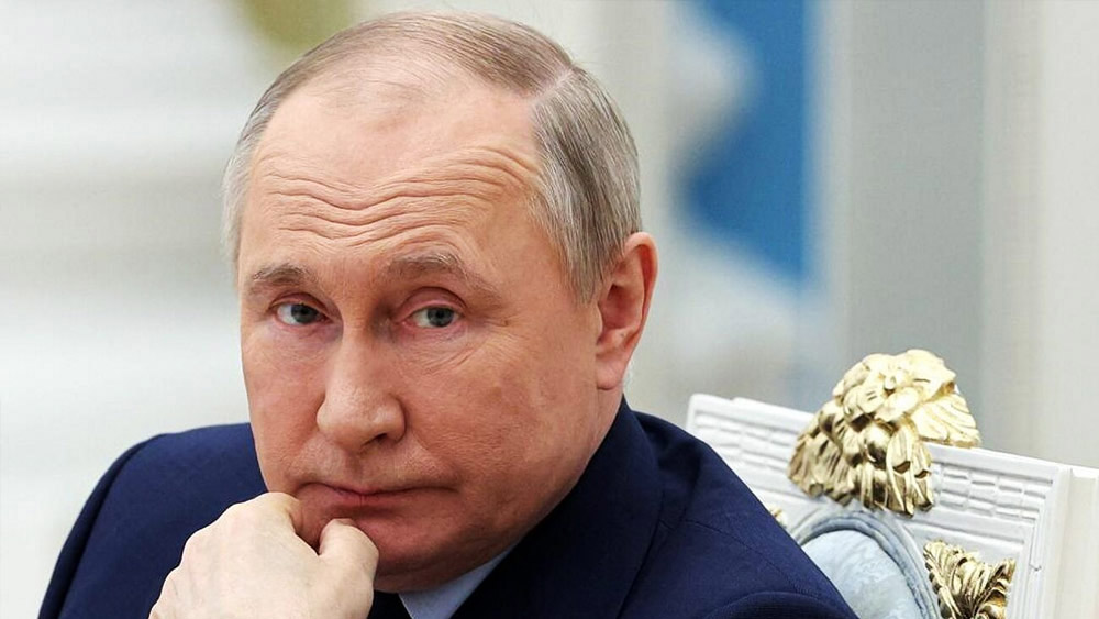 এর আগে তাজিকিস্তানের প্রেসিডেন্টের সঙ্গে বৈঠকের সময়ও তাঁকে  অদ্ভুত ভঙ্গিমায় পা নাড়তে দেখা গিয়েছিল। এর পরই জল্পনা ছড়ায়, পুতিন পারকিনসন্সে আক্রান্ত কি না, তা নিয়ে।