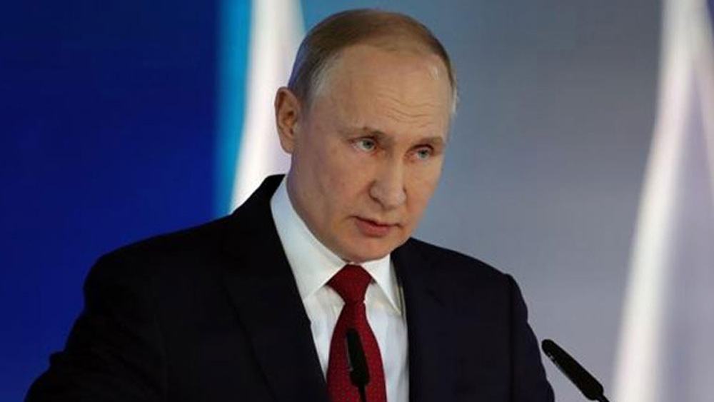 প্রাক্তন এমআই-৬ অফিসার ক্রিস্টোফার স্টিলের ব্যাখ্যা, পুতিনের শারীরিক অবস্থা কী রকম, তা জানতে প্রতিনিয়তই তাঁকে পর্যবেক্ষণ করা হচ্ছে। চিকিৎসকদের একটি দল সব সময়ই তাঁর সঙ্গে থাকছেন বলেও তিনি জানিয়েছেন।