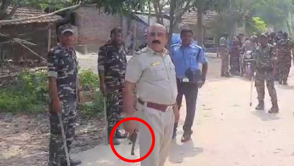 ‘শা...দের গোষ্ঠীদ্বন্দ্ব’! তৃণমূল নেতাদের রিভলভার উঁচিয়ে ‘ক্লোজ’ হলেন মালদহের এসআই