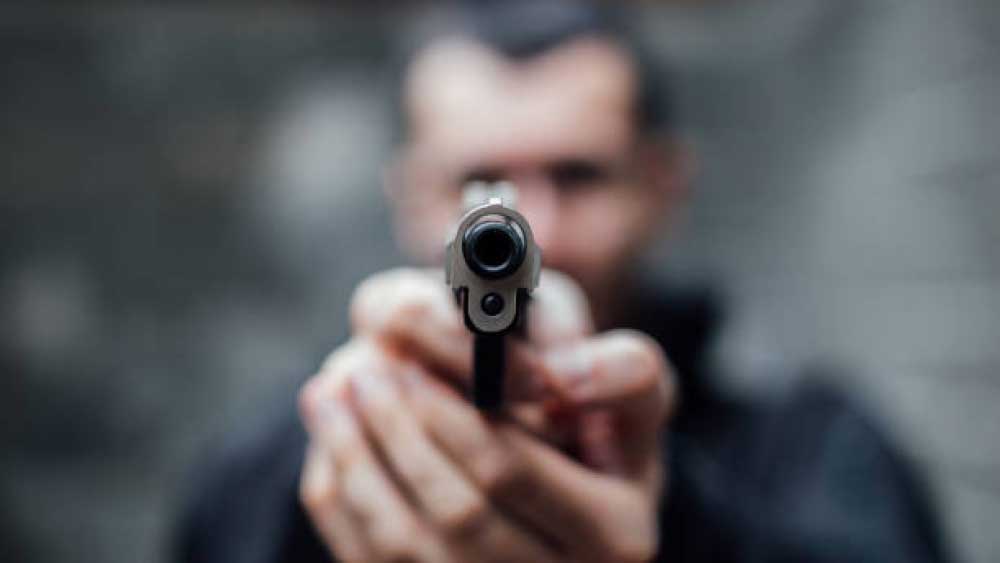 পঞ্জাবে খুন, খুনের চেষ্টা, তোলাবাজি-সহ একাধিক মামলা রয়েছে গোল্ডির বিরুদ্ধে। মোট ১৬টি ফৌজদারি মামলার মধ্যে চারটিতে বেকসুর খালাস পেয়েছেন তিনি। পুলিশের চোখে ধুলো দিয়ে মাঝে কানাডায় পালান গোল্ডি। সেখান থেকেই অপরাধের নেটওয়ার্ক চালাচ্ছেন তিনি।