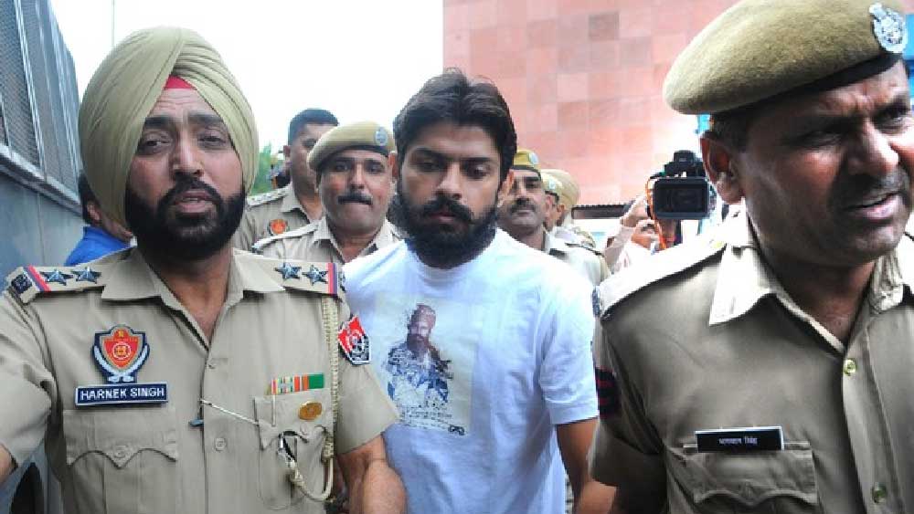 পুলিশ সূত্রে খবর, লরেন্স বিষ্ণোই গ্রেফতার হওয়ার পর থেকে গোল্ডি তাঁর গ্যাং পরিচালনা করছেন কানাডা থেকে। পুলিশকে ধোঁকা দিতে বার বার নিজের রূপ বদল করেছেন গোল্ডি।  