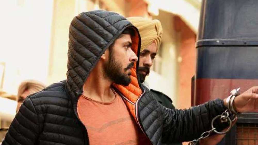 সূত্রের খবর, গ্যাংস্টার লরেন্স বিষ্ণোই এবং কালা জাঠেড়ির নির্দেশে কানাডায় বসেই ভারতে ‘হিট স্কোয়াড’ ভাড়া করেছিলেন গোল্ডি। সেই ‘হিট স্কোয়াড’ই মুসেওয়ালাকে গুলি করে খুন করেছে বলে প্রাথমিক অনুমান পুলিশের। 