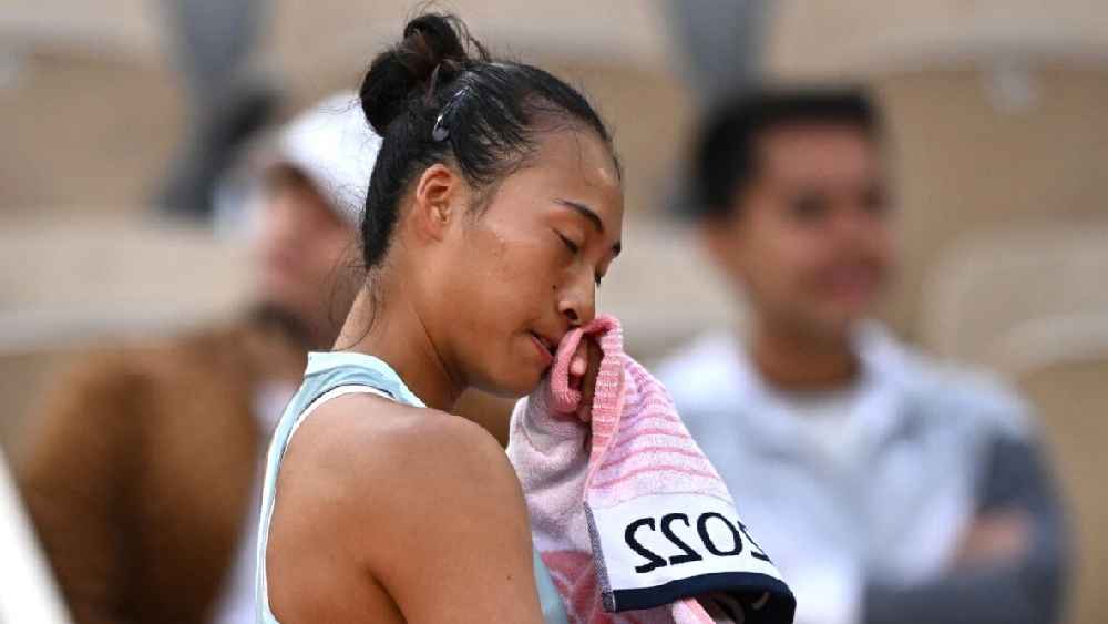 শারীরিক সমস্যার কথা উল্লেখ করে কিছুক্ষণের বিরতি নেন। 