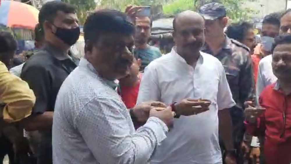 BJP and TMC engaged in debate at Suri which ended in happiness dgtld