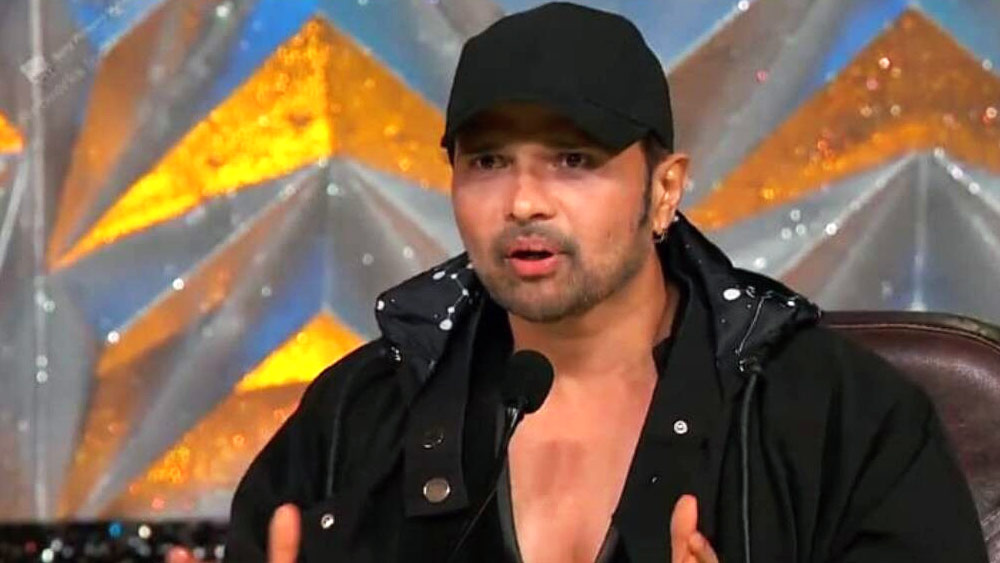 হিমেশ রেশমিয়ার মুখে ‘‘জয় মাতা দি, লেট’স রক’’ উক্তিটি দারুণ জনপ্রিয়। ‘ইন্ডিয়ান আইডল’-এ বিচারকের আসনে বসে প্রায়ই তাঁকে এই কথাটি বলতে শোনা গিয়েছে। পর্ব পিছু তাঁকে চার লক্ষ টাকা পারিশ্রমিক দেওয়া হয়।