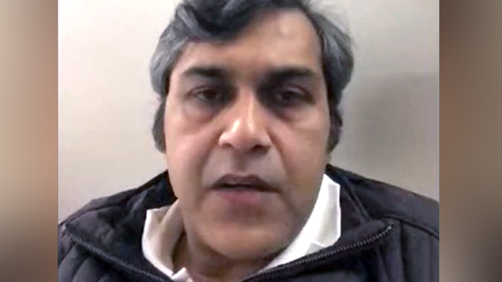 চাকরিজীবনে বিভিন্ন রাজ্যে বিবিধ দফতরে কাজ করার অভিজ্ঞতা এই আইএএস অফিসারের। আবার একই সময়েও ভিন্ন দফতরের দায়িত্ব সামলাতে তিনি সিদ্ধহস্ত। কেমন সেটা?