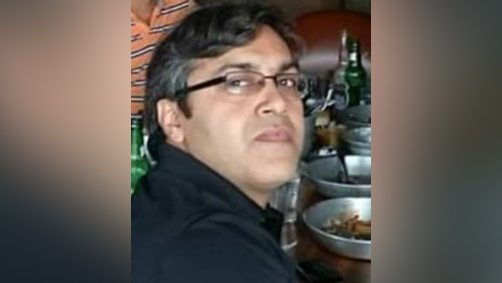 নেটমাধ্যমে নিজের সম্পর্কে বেশ কিছু তথ্য দিয়েছেন এই আইএএস অফিসার। ৫০ বছর বয়সি সঞ্জীব বরাবর দিল্লির বাসিন্দা। দিল্লি পাবলিক স্কুলে পড়াশোনা করেছেন। অর্থনীতিতে স্নাতকোত্তর পাশ করা সঞ্জীব আইআইটি দিল্লির প্রাক্তনী।