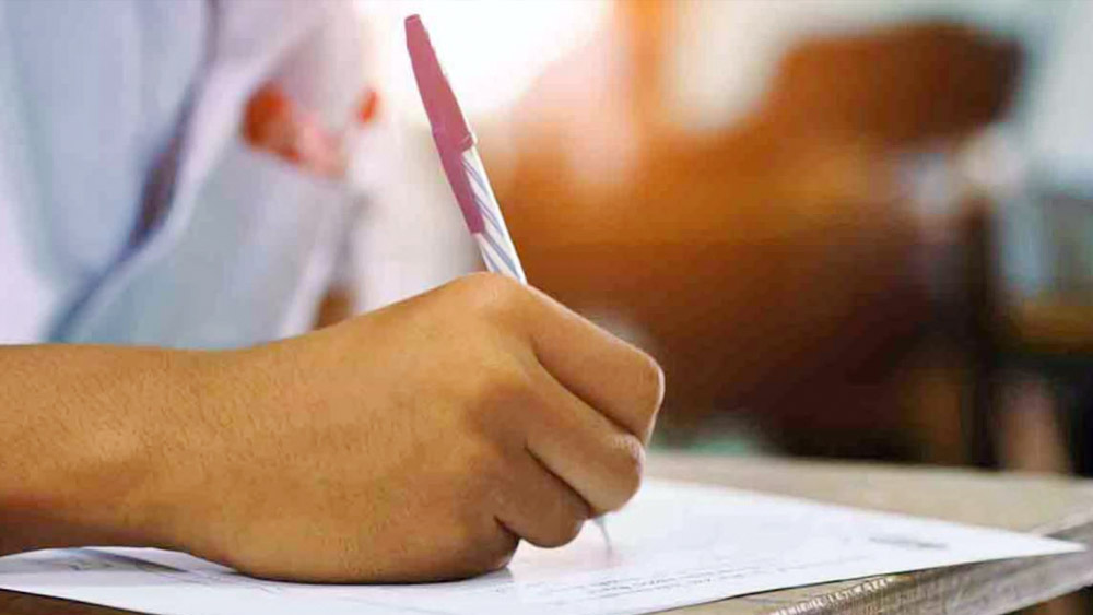 পড়াশোনা শেষ করে একটি বেসরকারি সংস্থায় চাকরি করতেন সঞ্জীব। কিন্তু সে কাজে মন বসছিল না। হঠাৎ এক দিন কাজ ছেড়ে দেন। দেশসেবার ইচ্ছে নিয়ে শুরু করেন ইউপিএসসি-র প্রস্তুতি। 