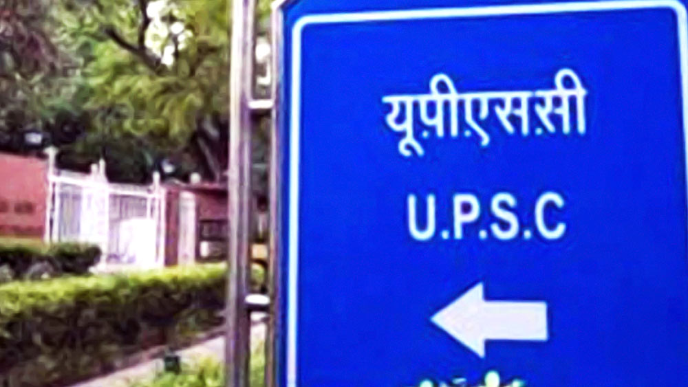 ১৯৯৪ সালেই আমলা হওয়ার স্বপ্নপূরণ হয় সঞ্জীবের। অরুণাচল প্রদেশ, গোয়া, মিজোরাম এবং কেন্দ্রশাসিত অঞ্চল বা এজিএমইউটি ক্যাডার দেশের নানা প্রান্তে প্রশাসনের বিভিন্ন পদে কাজ করেছেন। 