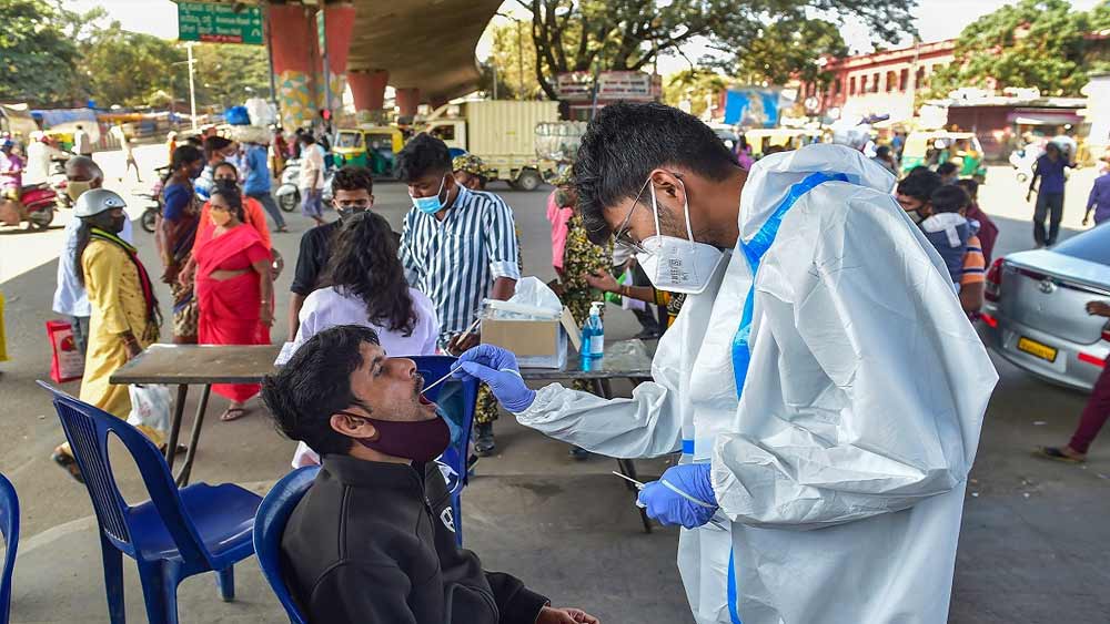 দিল্লির ভয়াবহ করোনা পরিস্থিতির সময় ডিভিশনাল কমিশনার সঞ্জীব খিরওয়ার উল্লেখযোগ্য ভূমিকা নিয়েছিলেন। সে সময় দিল্লি দুর্যোগ মোকাবিলা দফতরেও কাজ করতেন তিনি। 