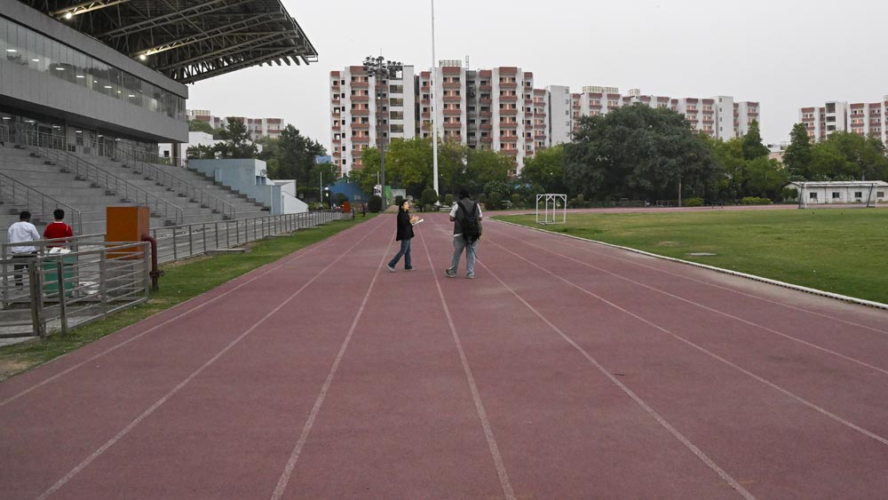 খেলার মাঠে সারমেয়কে হাঁটিয়ে বিতর্কে জড়ানো এই আইএএস অফিসার নিজেও খেলা অন্তপ্রাণ। এক সময় খুব ভাল টেনিস খেলতেন। এখনও সময় পেলে র‌্যাকেট হাতে কোর্টে নেমে পড়েন। 