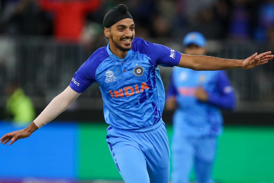 আরশদীপ সিংহ: পাকিস্তান ম্যাচের পর দক্ষিণ আফ্রিকা ম্যাচেও প্রথম বলে উইকেট নিয়েছেন। তাঁর সুইং কতটা সামলাতে পারবেন বাংলাদেশের ব্যাটাররা, তা নিয়ে প্রশ্ন থেকেই যাচ্ছে। প্রতি ম্যাচে আত্মবিশ্বাসী হয়ে উঠছেন আরশদীপ।